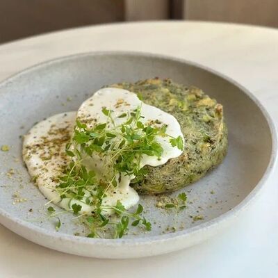 Оладушек из брокколи в соусе из горгонзолы в Prana по цене 590 ₽