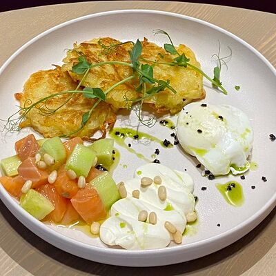 Картофельные драники с лососем в Raison D’être по цене 500 ₽