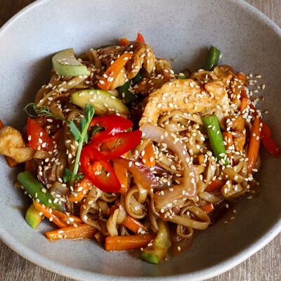 Вок с курицей и овощами в Локация кофе по цене 490 ₽