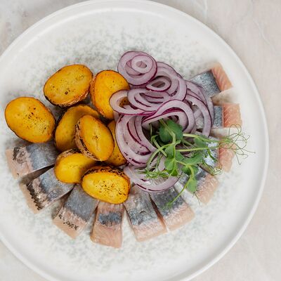 Закуска из сельди слабой соли с молодым картофелемв ЛайкиПарк по цене 460 ₽