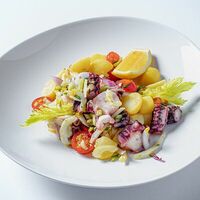 Теплый салат с осьминогом и молодым картофелем в Romano