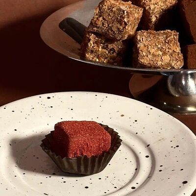 Трюфель фисташка-малинав Biscuit House по цене 250 ₽