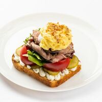 Бенедикт с голландским соусом и пастрами в Aroma