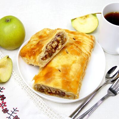Штрудель с яблоком, корицей и изюмом в Хлебница по цене 209 ₽
