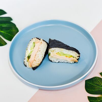 Онигири с курицейв Pokemania по цене 339 ₽