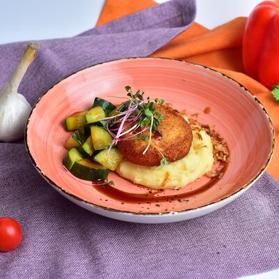 Куриная котлета, копченое пюре и битые огурцы в Самое популярное кафе по цене 650