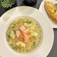 Уха из лосося с растегаем в Lemongrass