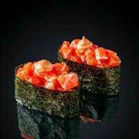 Гункан с лососем острыйв Sushi Pizza Fresh