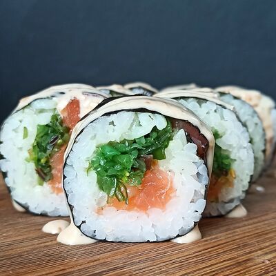 Ролл с лососем и чукой в ГансРолл по цене 415 ₽