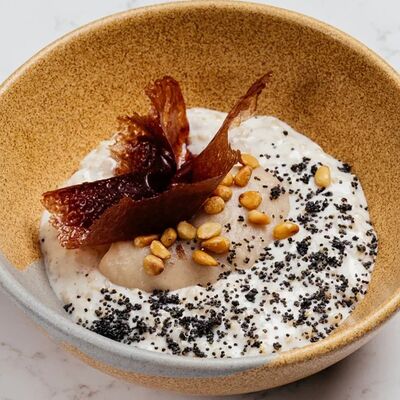 Овсяная каша с кремом из печёных яблок в Hello Wine по цене 360 ₽