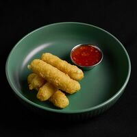Жареные сырные палочки из моцареллы с соусом свит-чили в Level kitchenbar