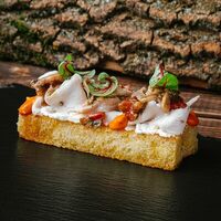 Брускетта с куриным филе, грибами и кремом из паприки в Паб 357