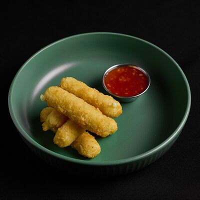 Жареные сырные палочки из моцареллы с соусом свит-чили в Level kitchenbar по цене 440 ₽