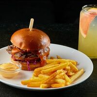 Комбо с брискетом, картофелем, соусом и лимонадом в Harley Drink Bar