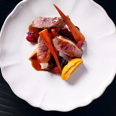 Утиная грудка с морковью конфи и соусом порто в Морской по цене 1250 ₽