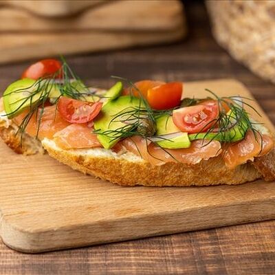 Брускетта с лососем в Волконский по цене 1400 ₽