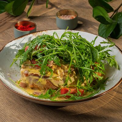 Открытый сэндвич с копченой курицей и опятами в Blackberry по цене 685 ₽