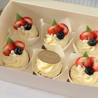 Капкейки любимой маме с ягодами в Кондитерская КонфеткаПитер по цене 1950 ₽