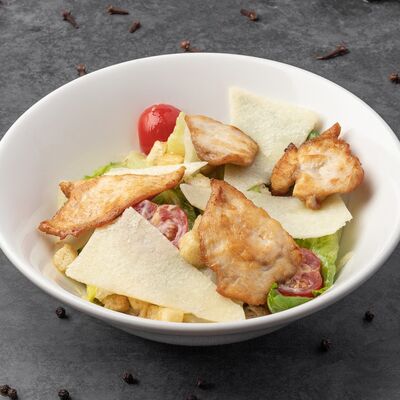 Салат Цезарь с курицей в Пицца Паста Гриль и Пивбар по цене 690 ₽