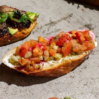 Брускетта с томатамив Hurma по цене 460 ₽