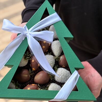 Клубника в бельгийском шоколаде Елочка в Sweet Boom по цене 5500 ₽