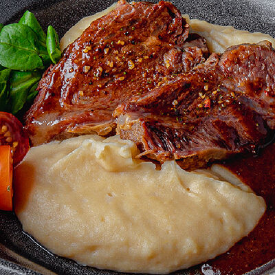 Говяжьи щечки с картофельным пюре в Goodman по цене 1050 ₽