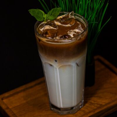 Айс Латте Клубника-базилик в КоФеМан по цене 410 ₽