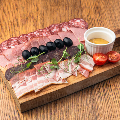 Закуска Мясное Ассорти в Помидорро по цене 615 ₽