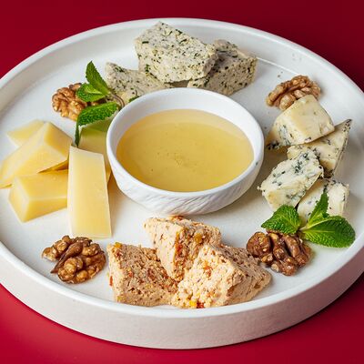 Ассорти домашних сыров в Гури по цене 1100 ₽