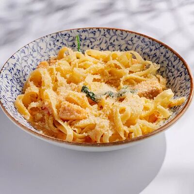 Тальятелле с лососем в сливочном соусе со шпинатом в Vinch по цене 1190 ₽