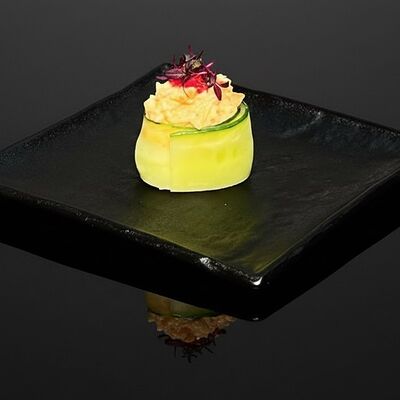 Гункан с креветкой в огурце в Бейкер суши по цене 279 ₽