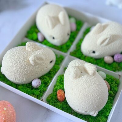 Муссовое пирожное зайчики Пасха в Кондитерская Конфетка Питер по цене 1900 ₽