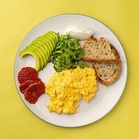 Скрэмбл со сливочным сыром, вялеными томатами и трюфельным маслом в Лу
