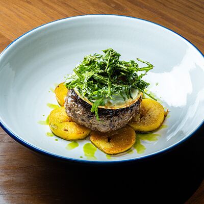 Бифштекс из говядины с моцареллой, глазуньей и луковым мармеладом в Brasserie Lambic по цене 1160 ₽