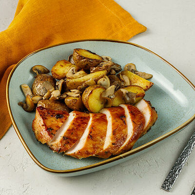 Куриная грудка с грибами и картофелем в МИЛТИ по цене 297 ₽