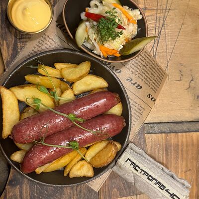 Подкопчёные говяжьи колбаски в Гастропаб 40 по цене 880 ₽