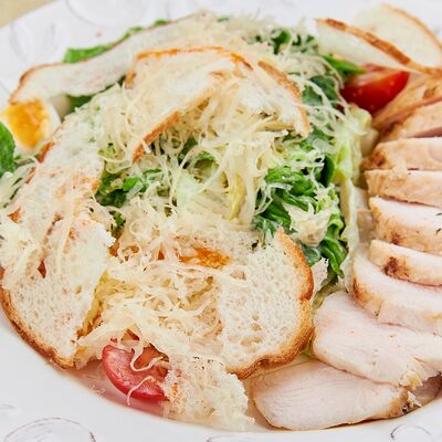 Салат в стиле Цезарь в Паста Фэмили по цене 720 ₽