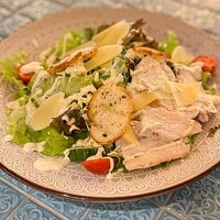 Салат Цезарь с цыпленком в Iris