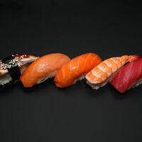 Суши с лососем в Total Sushi