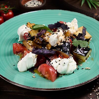 Салат с хрустящими баклажанами в Daisi по цене 650 ₽