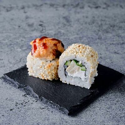 Ролл запеченный с копченой курицей в THE BOX по цене 399