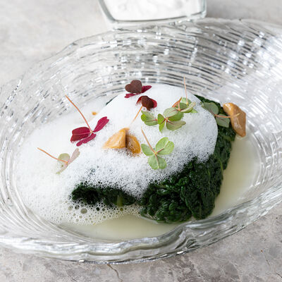 Голубцы из савойской капусты с зелёной гречкой и боровиками в Metropol Delivery по цене 1600 ₽