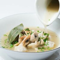 Пельмени с олениной в грибном бульоне в Cafeshion