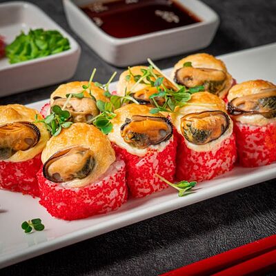 Запеченный ролл с мидиями в Суши Хаус по цене 750 ₽