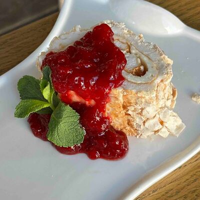 Меренговый рулет с клубничным соусомв Моне по цене 450 ₽