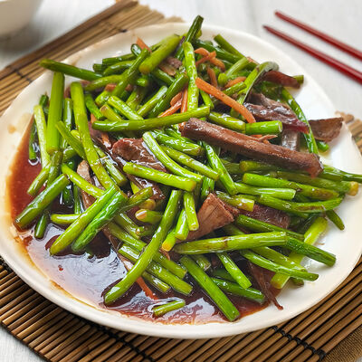 Стрелки чеснока жареные с говядиной в Wai Mai по цене 520 ₽