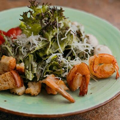 Цезарь с креветкой в Krutli по цене 605 ₽