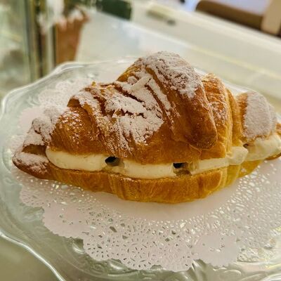 Круассан сливочно-ягодный клубника в Кондитерская Эклер по цене 388 ₽