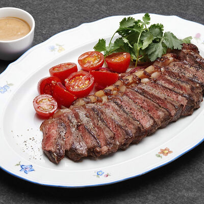 Стриплойн Мачура с маринованными черри и перечным соусом в Залечь на дно в Брюгге по цене 1178 ₽