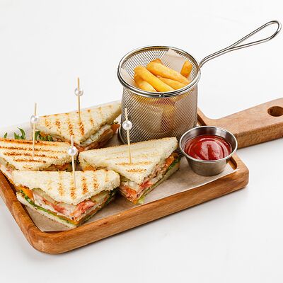 Сэндвич с курицей с сыром чеддер в Бублик по цене 630 ₽